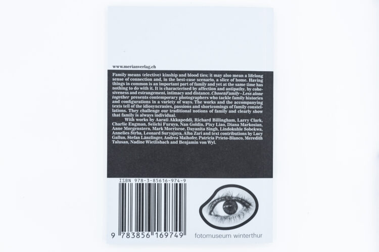 Chosen Family: Less Alone Together - Nadine Wietlisbach, Christoph Merian Verlag, Peinture Fraiche