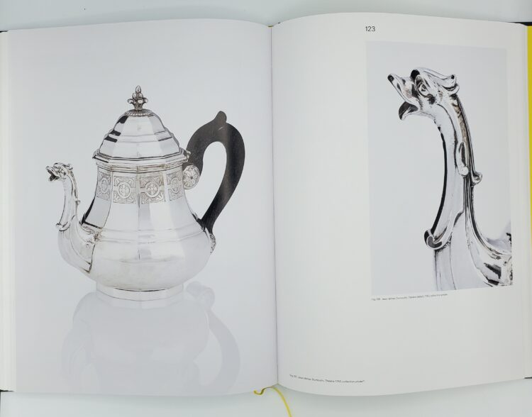 Photographie de pages tirées de L’Orfèvrerie à Bergues - Christian Pfister-Langanay, RSVP édtitions. Peinture Fraîche.